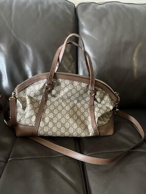 Gucci GG Supreme Monogram Medium Nice Top
Handle Dome Bag in Beige.